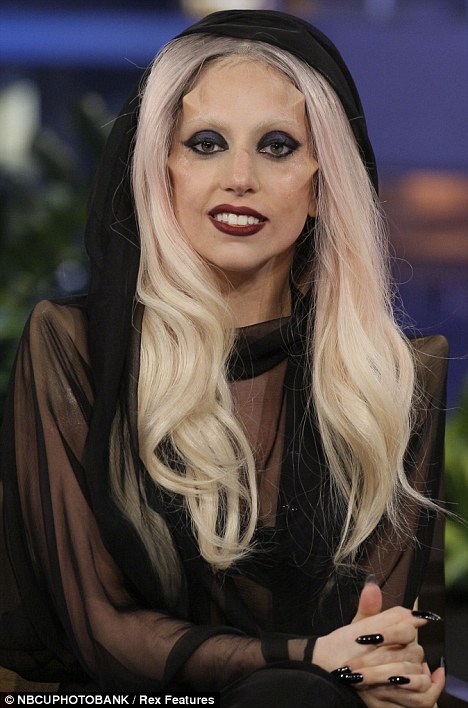 Леди Гага вживила в лицо имплантаты 