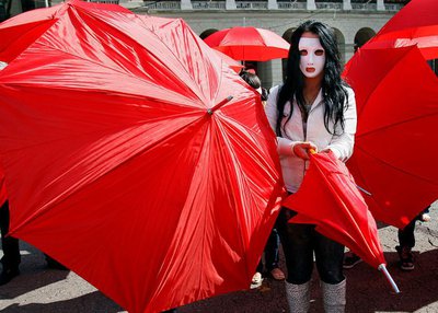 Красный зонт защитит от насилия и жестокости